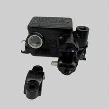 Laden Sie das Bild in den Galerie-Viewer, Honda Dax 125 ( 2022- ) Bremspumpe Bremsbehälter Bremse vorne " Original Honda "